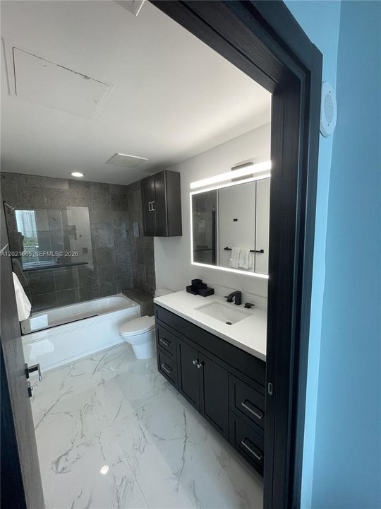 For Sale: $389,000 (1 beds, 2 baths, 816 Square Feet)