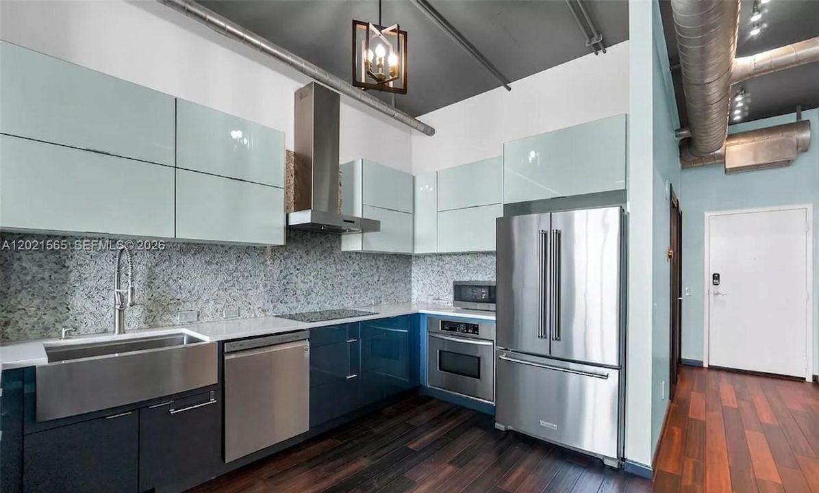 For Sale: $389,000 (1 beds, 2 baths, 816 Square Feet)