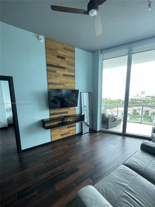 For Sale: $389,000 (1 beds, 2 baths, 816 Square Feet)