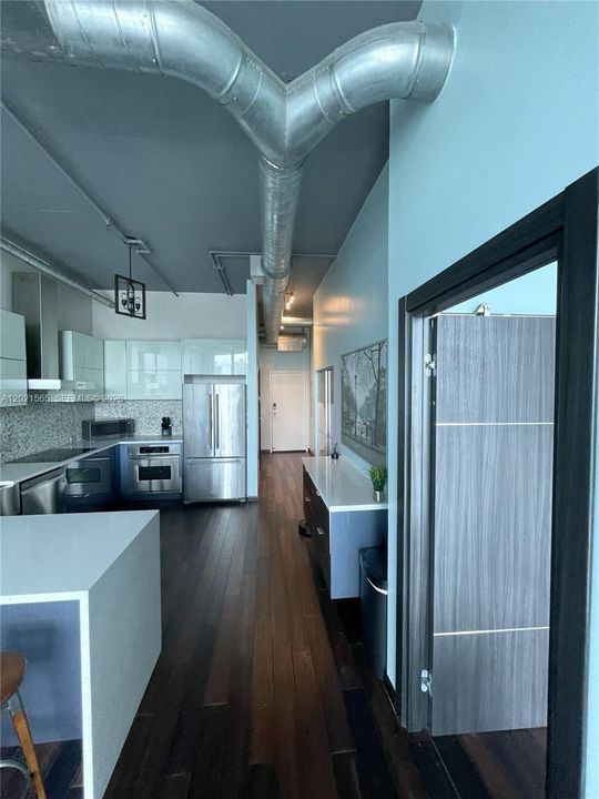 For Sale: $389,000 (1 beds, 2 baths, 816 Square Feet)