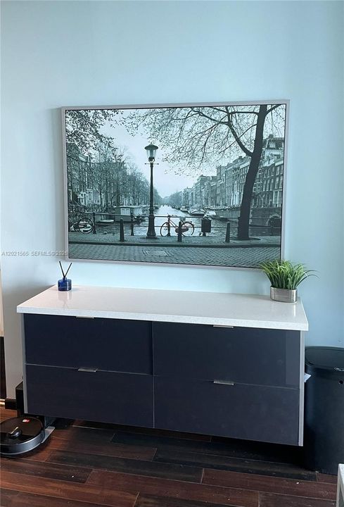 For Sale: $389,000 (1 beds, 2 baths, 816 Square Feet)