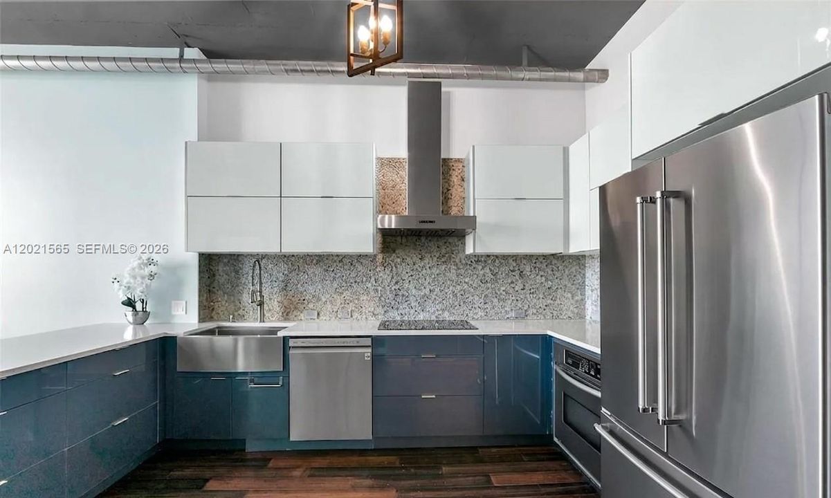 For Sale: $389,000 (1 beds, 2 baths, 816 Square Feet)