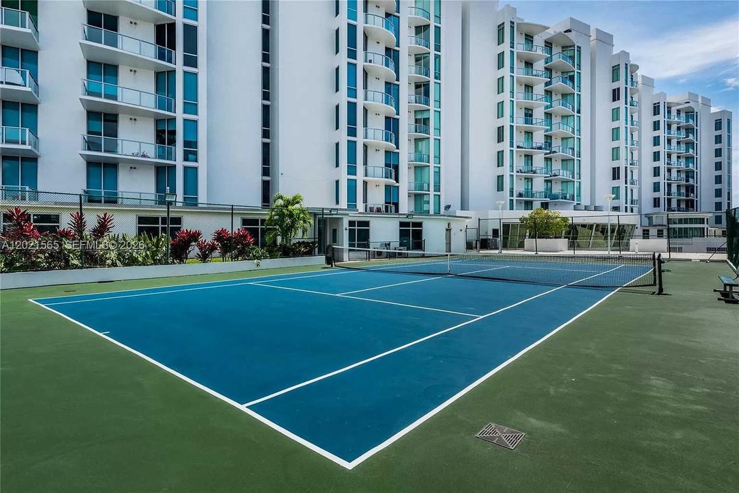 For Sale: $389,000 (1 beds, 2 baths, 816 Square Feet)