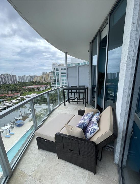 For Sale: $389,000 (1 beds, 2 baths, 816 Square Feet)
