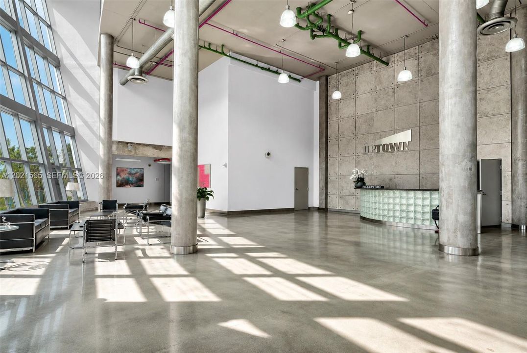 For Sale: $389,000 (1 beds, 2 baths, 816 Square Feet)
