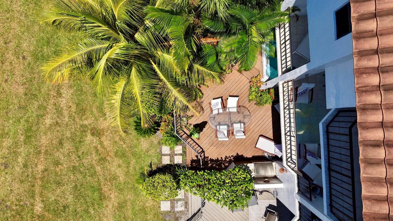 AERIAL VIEW SPRAWLING TERRACE
