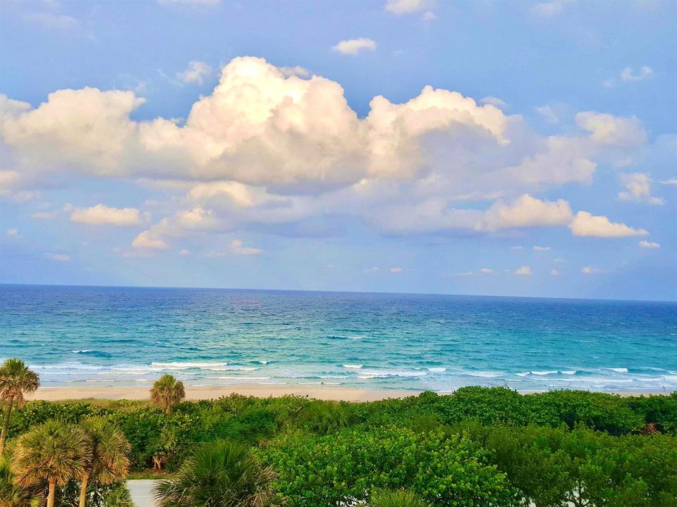 840 ft ATTENDED, PRISTINE PRIVATE BEACH