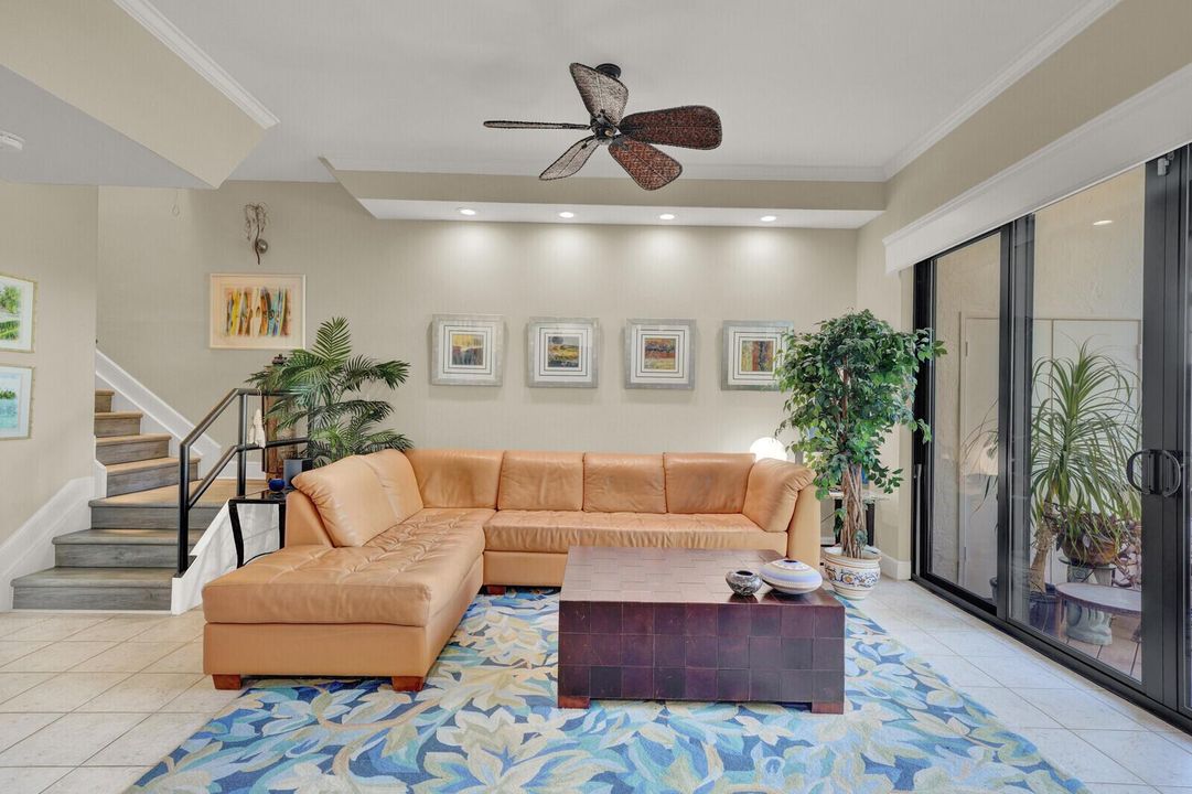SPRAWLING 1ST FLOOR FAMILY ROOM
