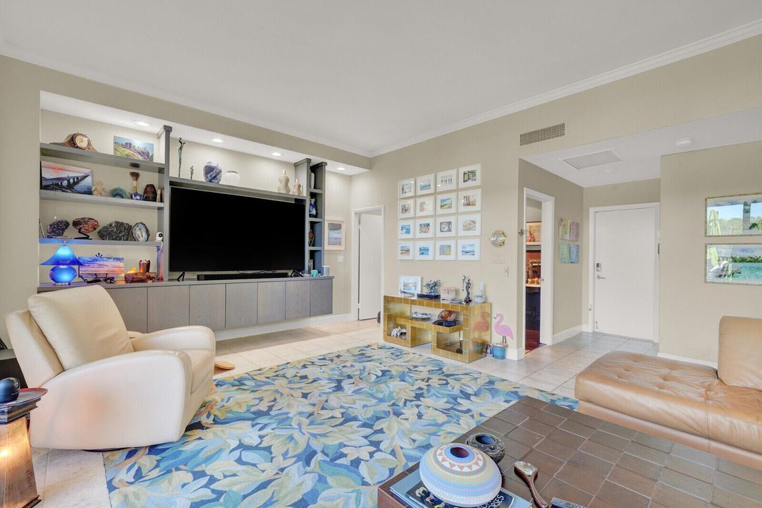 SPRAWLING 1ST FLOOR FAMILY ROOM