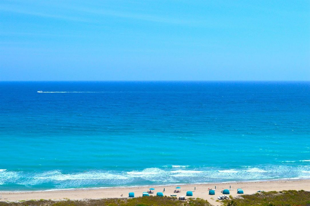 840 ft ATTENDED, PRISTINE PRIVATE BEACH