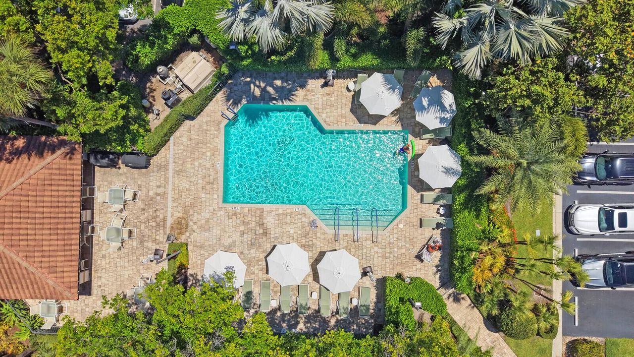 TOWNHOUSES POOL