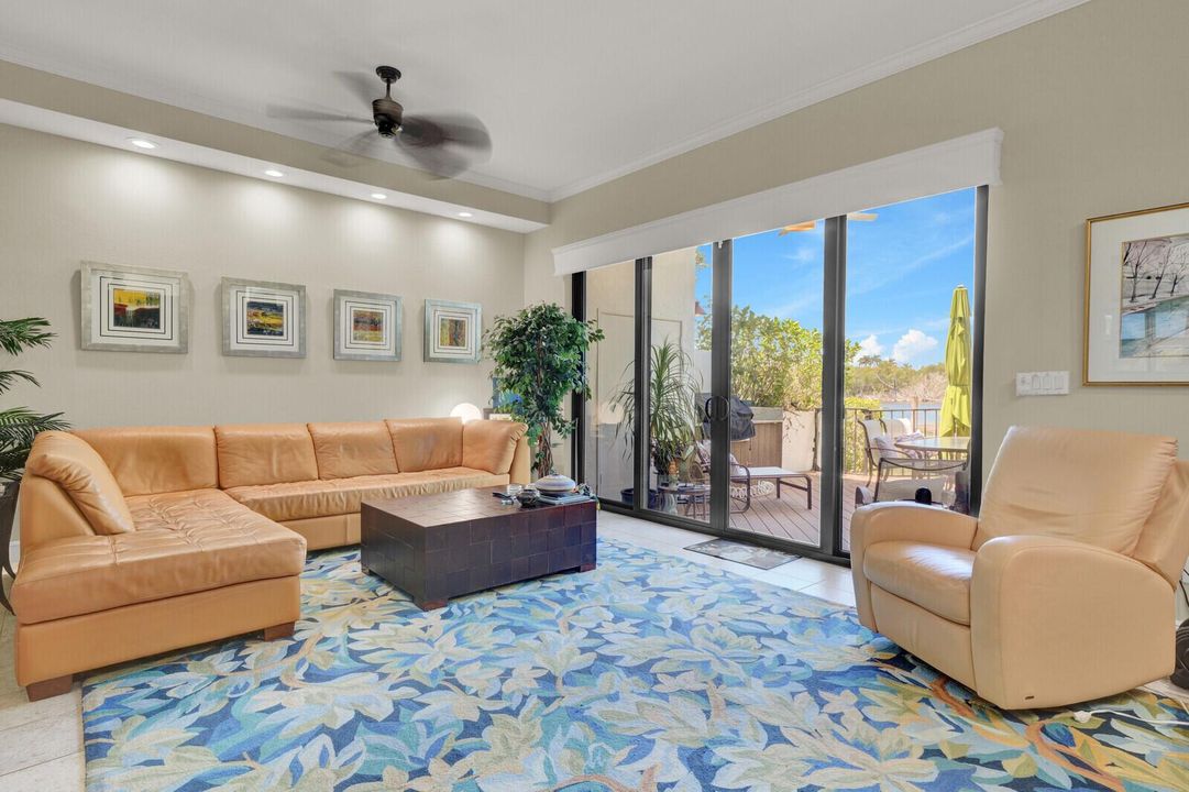SPRAWLING 1ST FLOOR FAMILY ROOM