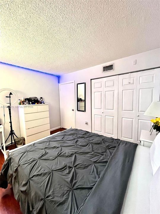 Activo con contrato: $229,000 (2 camas, 2 baños, 910 Pies cuadrados)