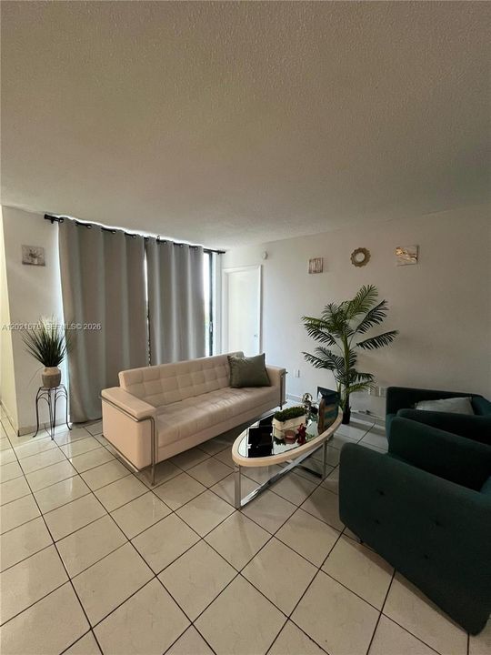 Activo con contrato: $229,000 (2 camas, 2 baños, 910 Pies cuadrados)