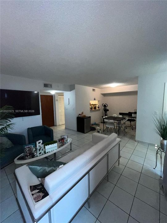 Activo con contrato: $229,000 (2 camas, 2 baños, 910 Pies cuadrados)