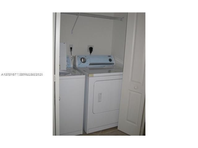 For Sale: $329,000 (3 beds, 3 baths, 1378 Square Feet)