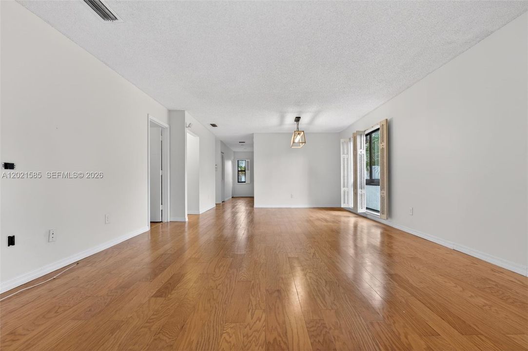 For Sale: $299,000 (2 beds, 2 baths, 1216 Square Feet)