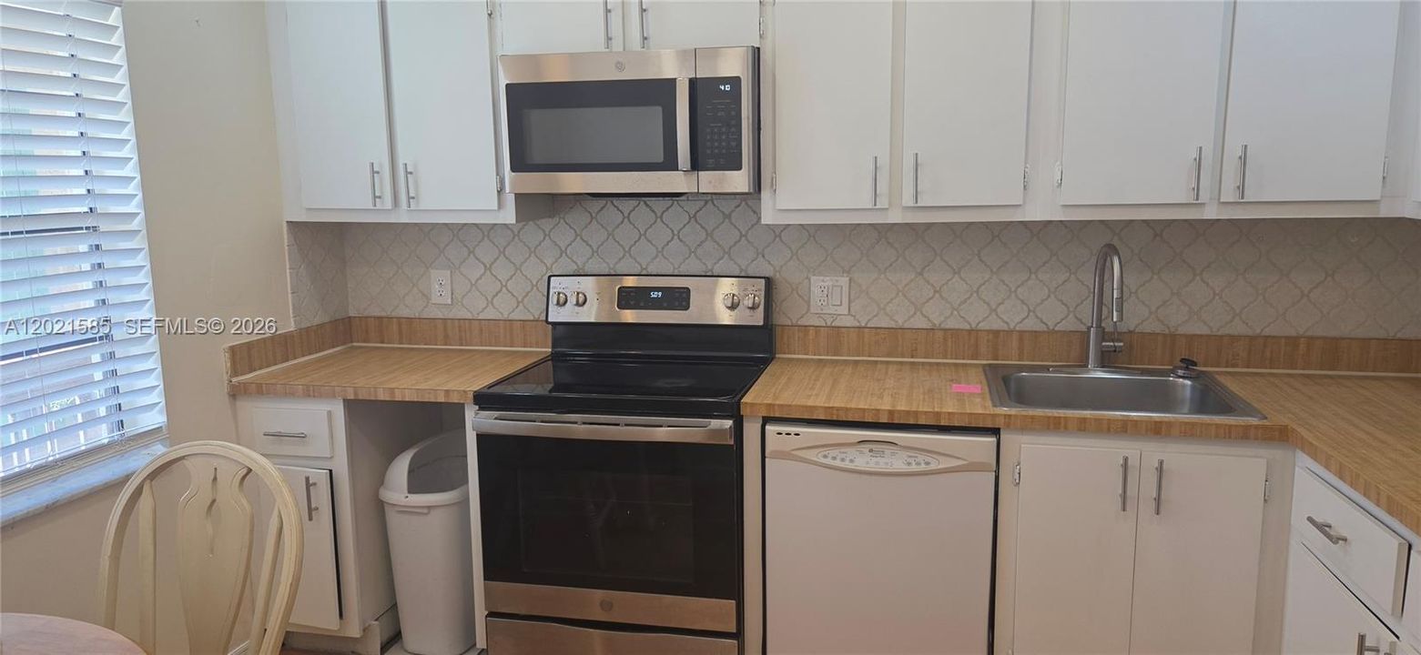 For Sale: $299,000 (2 beds, 2 baths, 1216 Square Feet)