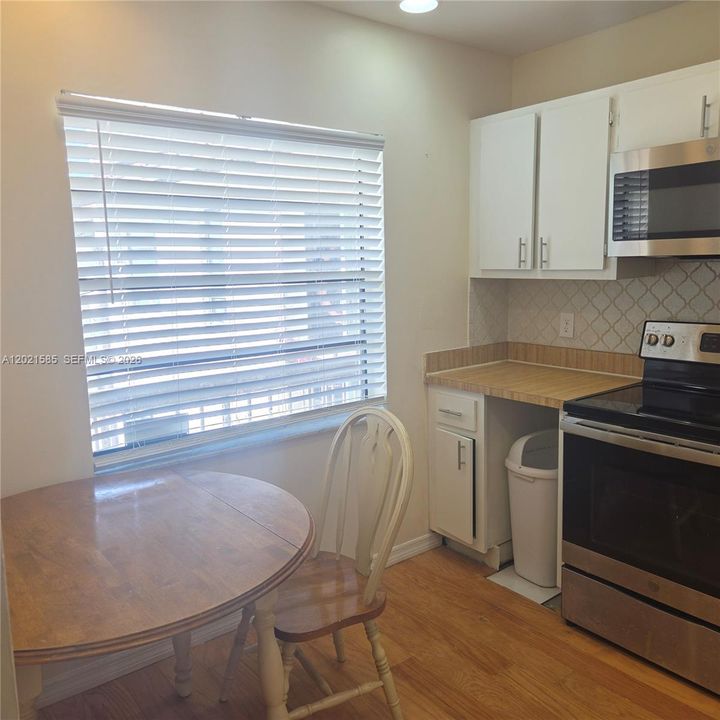 For Sale: $299,000 (2 beds, 2 baths, 1216 Square Feet)