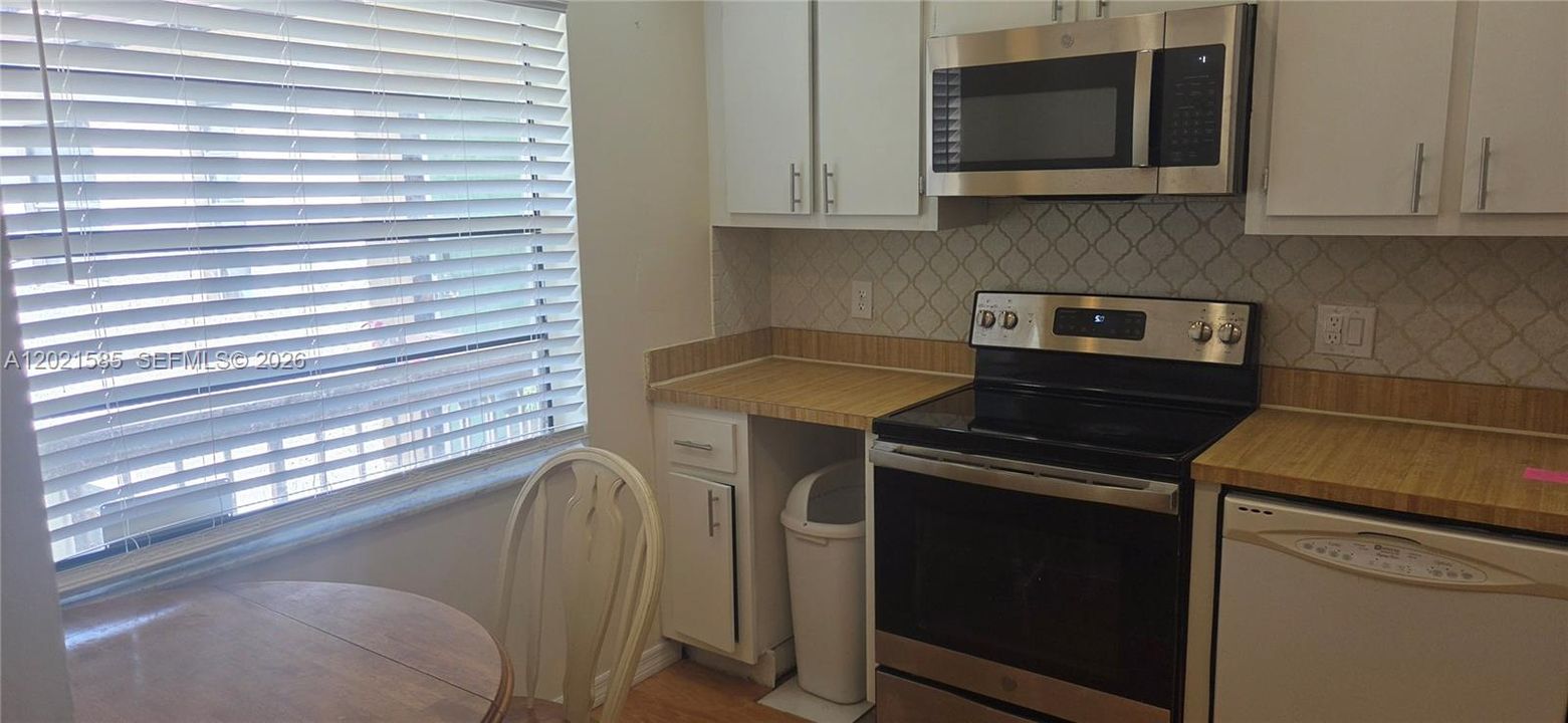 For Sale: $299,000 (2 beds, 2 baths, 1216 Square Feet)