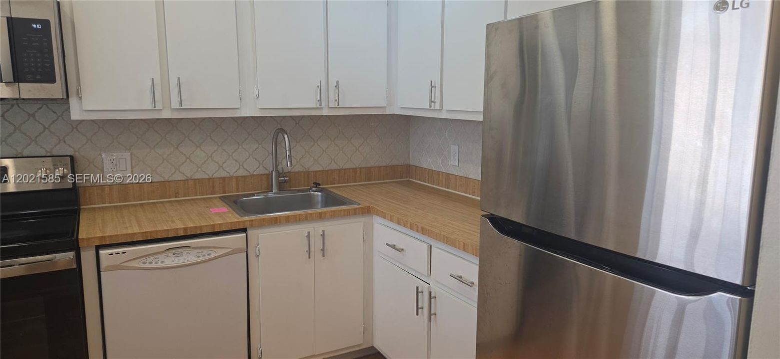For Sale: $299,000 (2 beds, 2 baths, 1216 Square Feet)