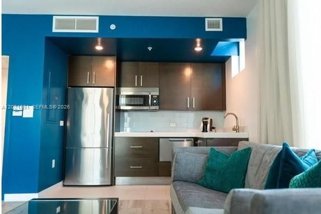 Activo con contrato: $439,000 (2 camas, 2 baños, 908 Pies cuadrados)