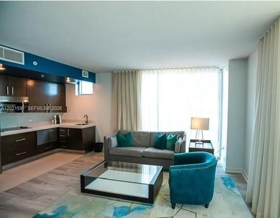 Activo con contrato: $439,000 (2 camas, 2 baños, 908 Pies cuadrados)