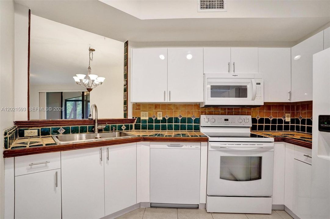 В аренду: $2,850 (2 спален, 2 ванн, 1105 Квадратных фут)