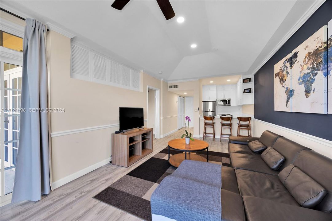 Active With Contract: $2,575 (1 beds, 1 baths, 620 Square Feet)