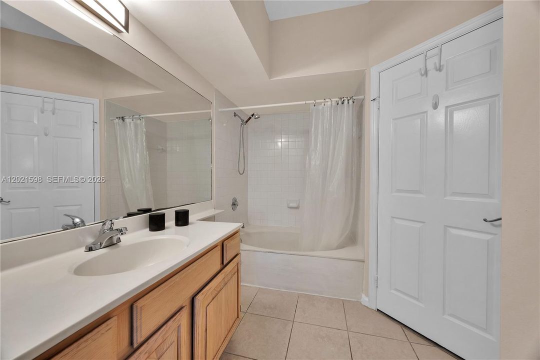 Active With Contract: $2,575 (1 beds, 1 baths, 620 Square Feet)