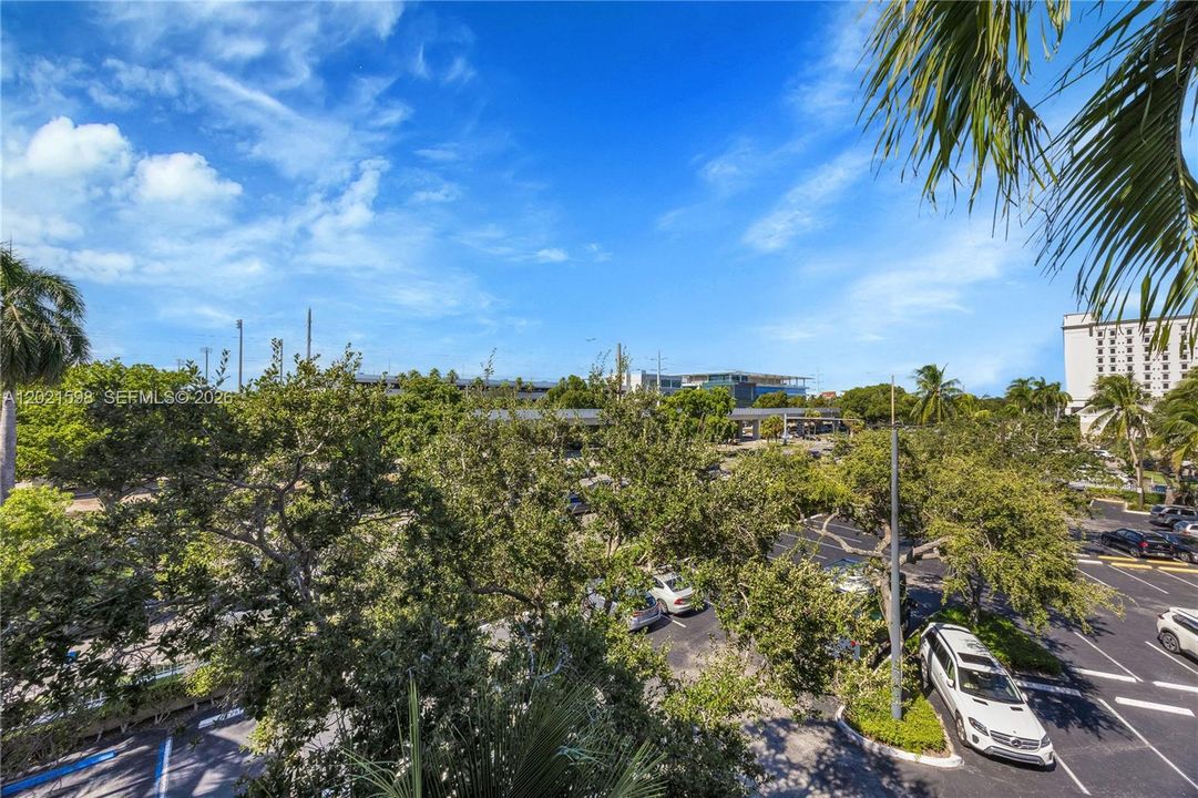 Active With Contract: $2,575 (1 beds, 1 baths, 620 Square Feet)