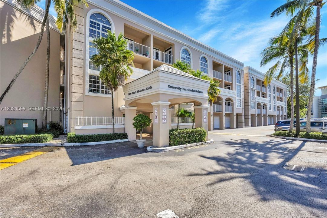Active With Contract: $2,575 (1 beds, 1 baths, 620 Square Feet)