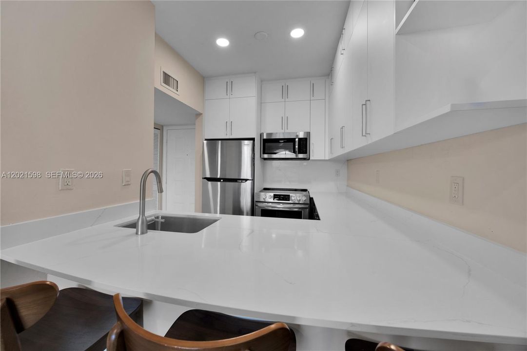 Active With Contract: $2,575 (1 beds, 1 baths, 620 Square Feet)