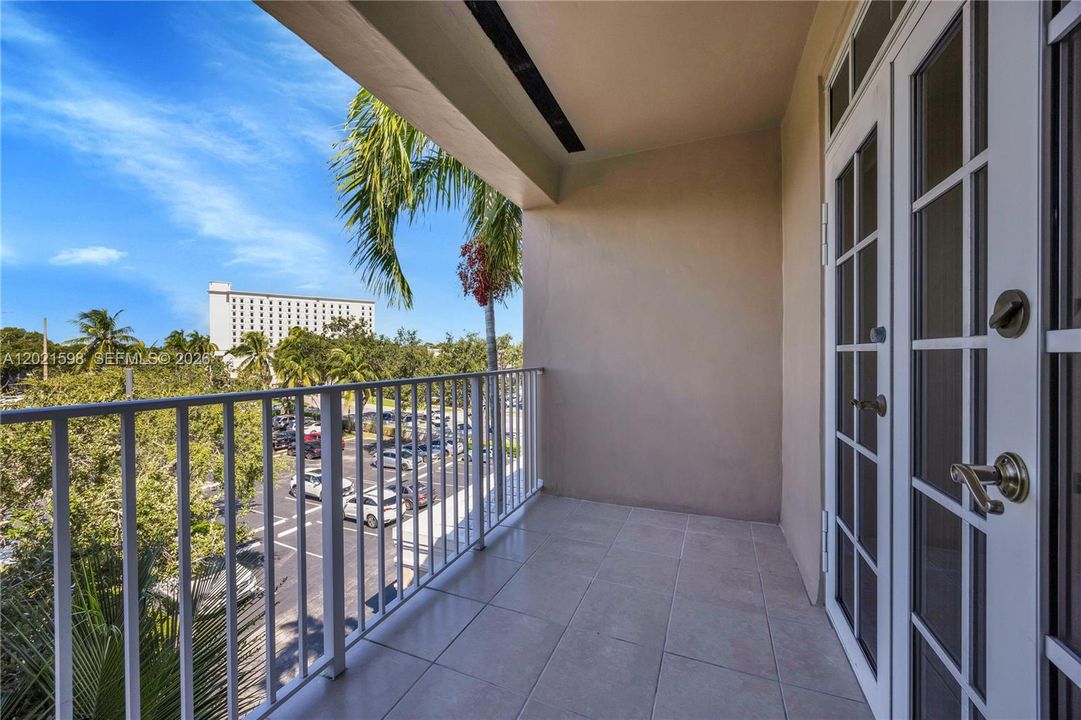 Active With Contract: $2,575 (1 beds, 1 baths, 620 Square Feet)
