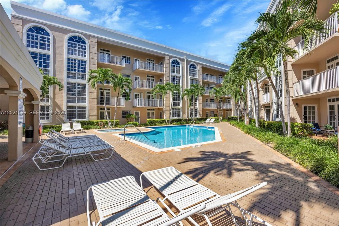Active With Contract: $2,575 (1 beds, 1 baths, 620 Square Feet)