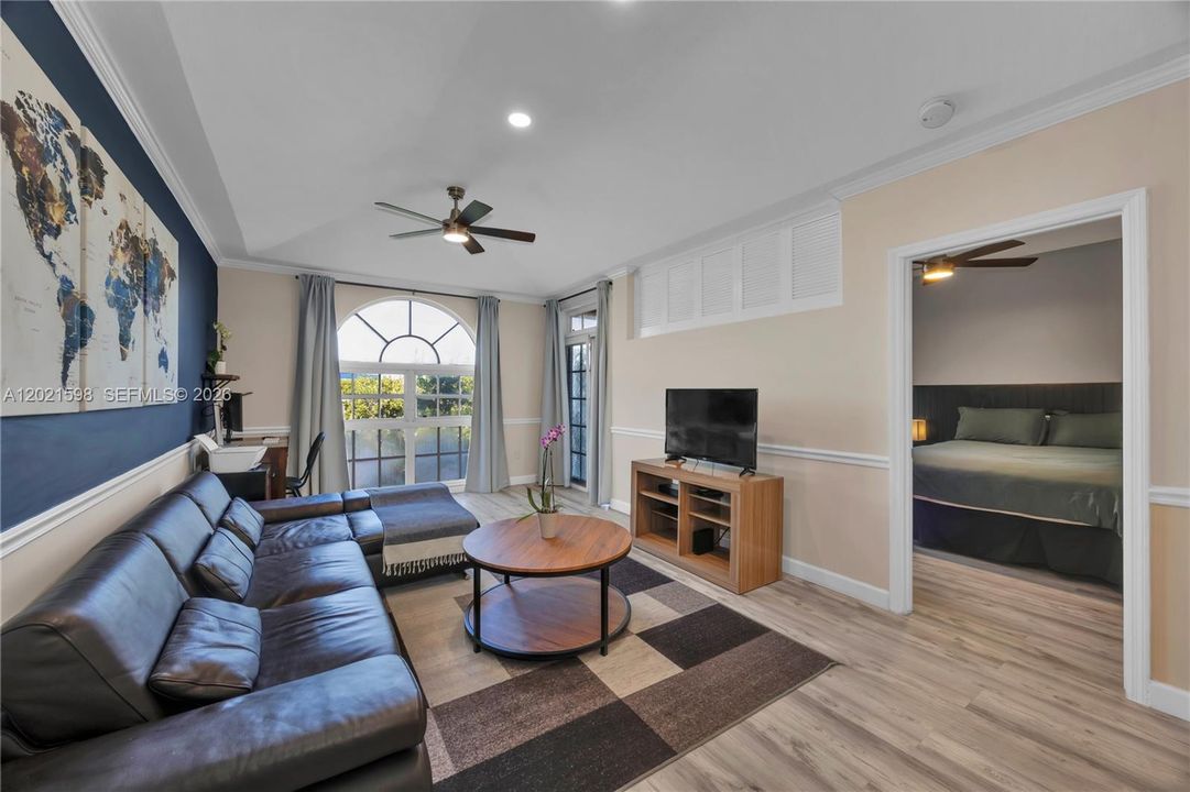 Active With Contract: $2,575 (1 beds, 1 baths, 620 Square Feet)