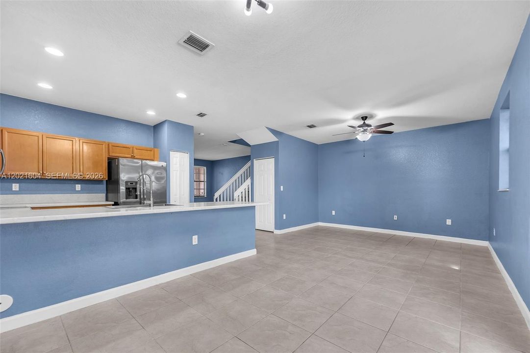 Activo con contrato: $369,999 (4 camas, 2 baños, 2040 Pies cuadrados)