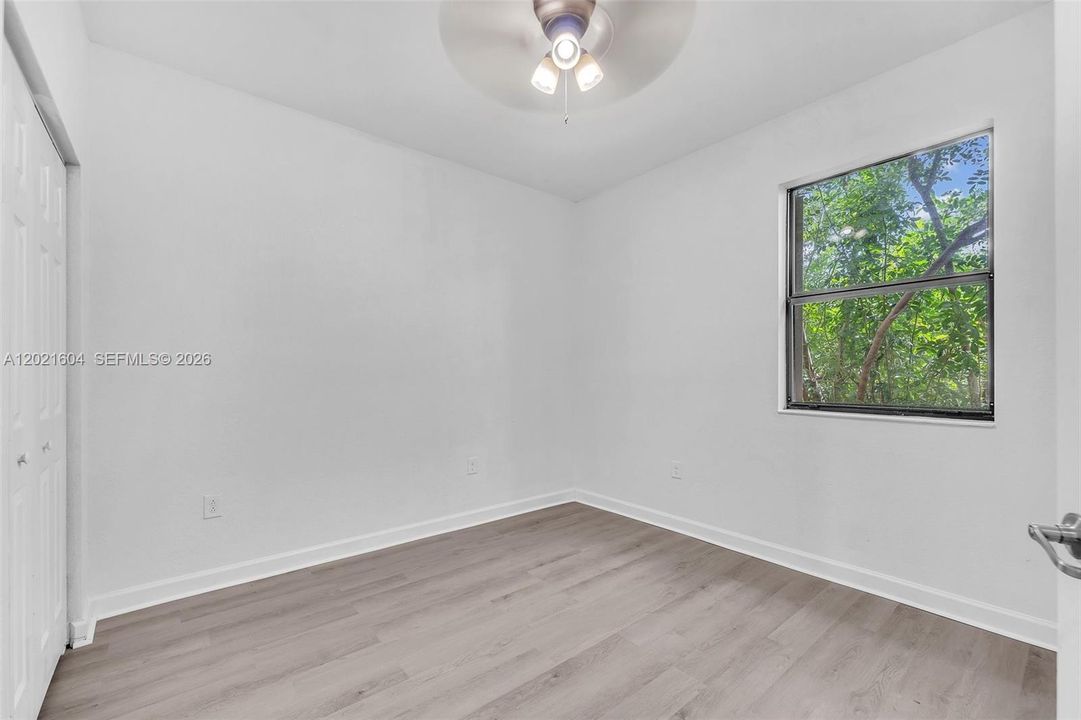 Activo con contrato: $369,999 (4 camas, 2 baños, 2040 Pies cuadrados)