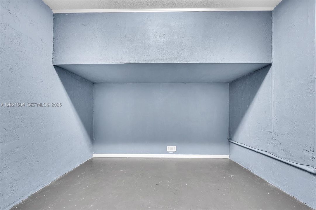 Activo con contrato: $369,999 (4 camas, 2 baños, 2040 Pies cuadrados)