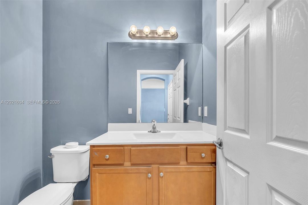 Activo con contrato: $369,999 (4 camas, 2 baños, 2040 Pies cuadrados)