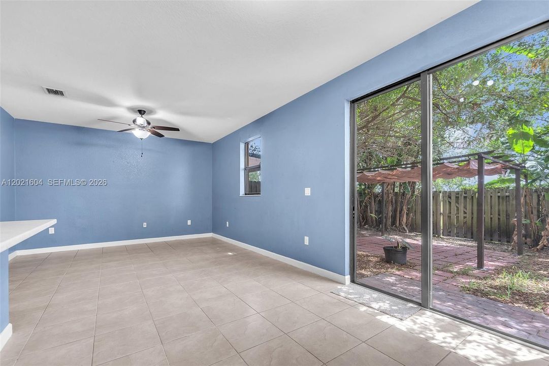 Activo con contrato: $369,999 (4 camas, 2 baños, 2040 Pies cuadrados)
