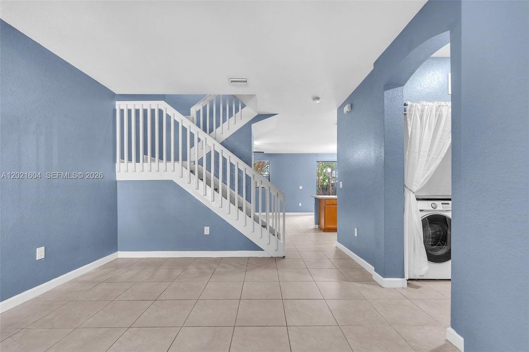Activo con contrato: $369,999 (4 camas, 2 baños, 2040 Pies cuadrados)