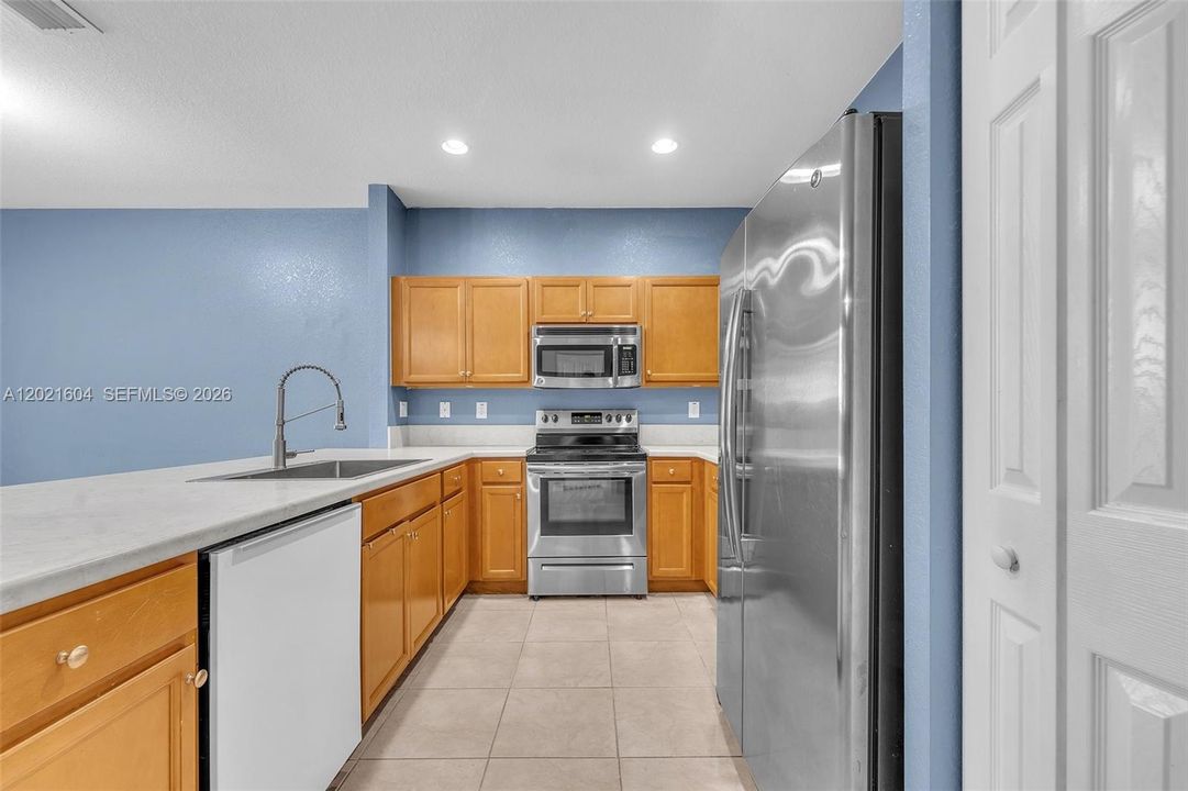 Activo con contrato: $369,999 (4 camas, 2 baños, 2040 Pies cuadrados)