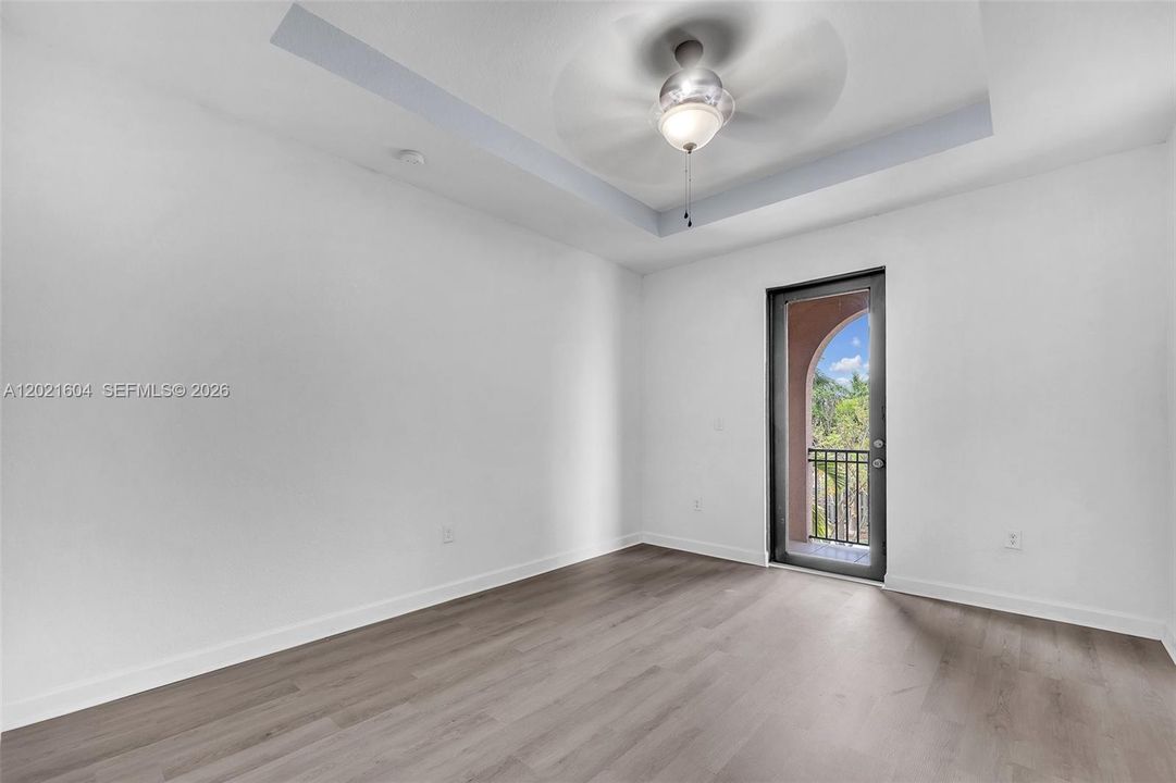 Activo con contrato: $369,999 (4 camas, 2 baños, 2040 Pies cuadrados)