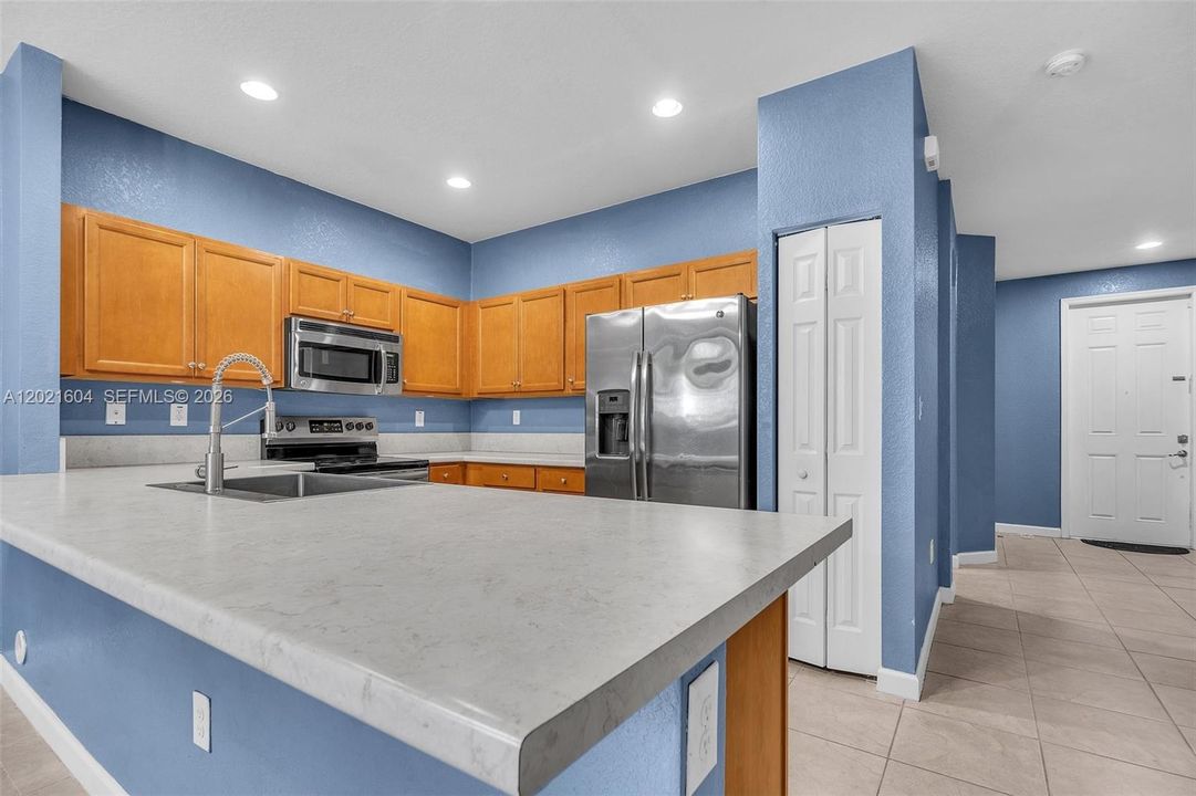 Activo con contrato: $369,999 (4 camas, 2 baños, 2040 Pies cuadrados)