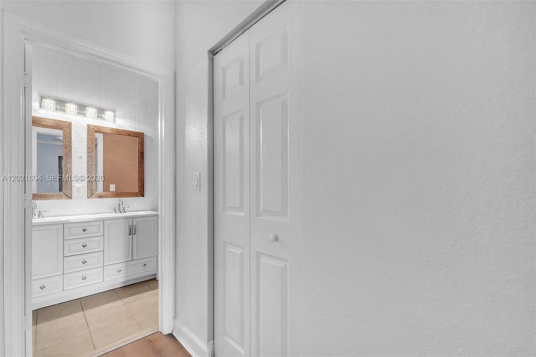Activo con contrato: $369,999 (4 camas, 2 baños, 2040 Pies cuadrados)