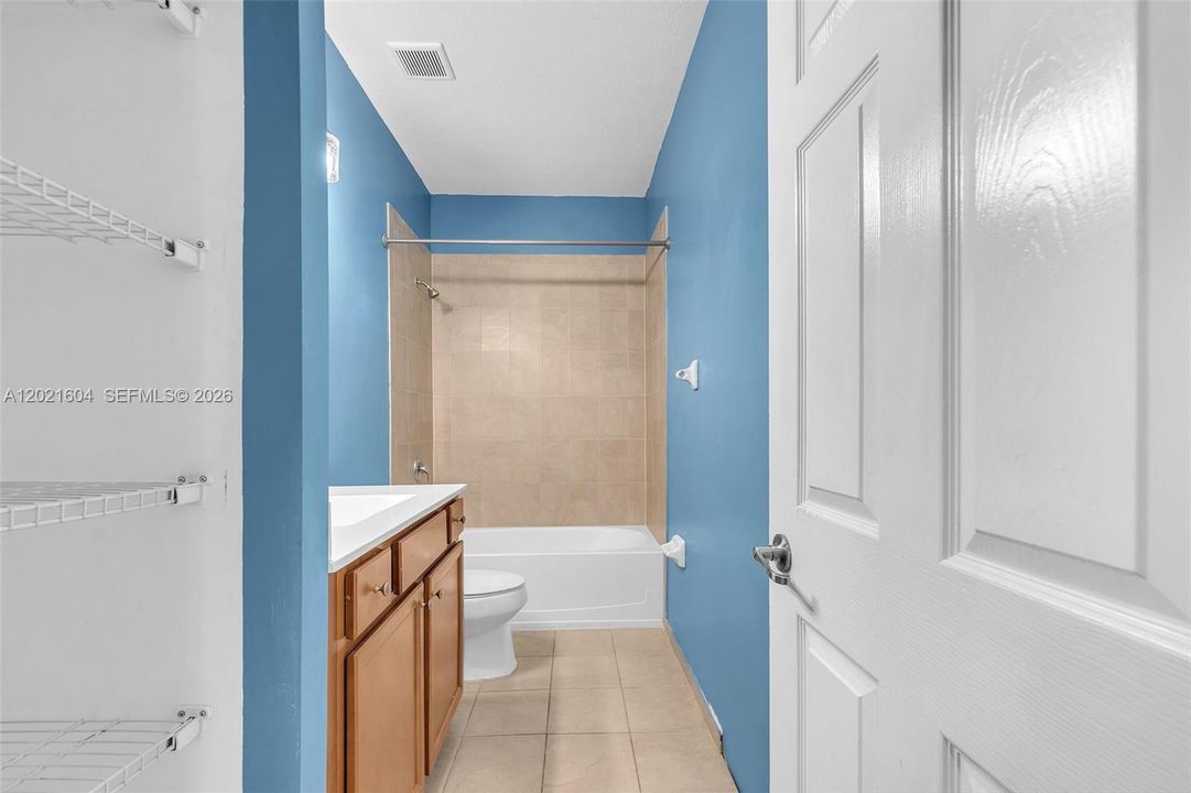 Activo con contrato: $369,999 (4 camas, 2 baños, 2040 Pies cuadrados)