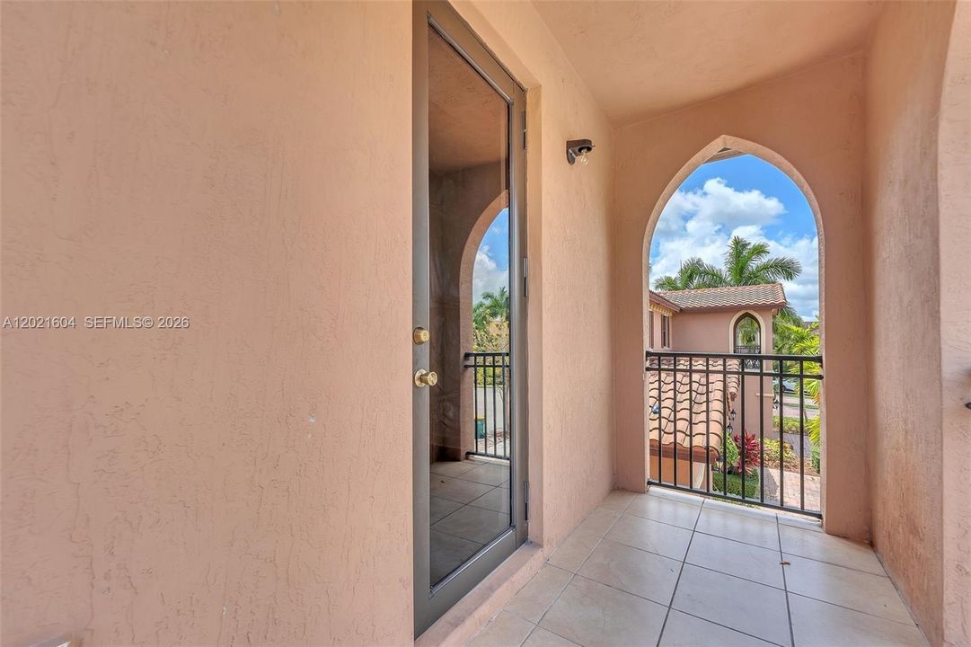 Activo con contrato: $369,999 (4 camas, 2 baños, 2040 Pies cuadrados)