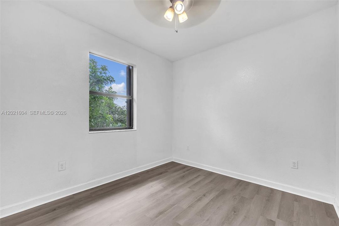 Activo con contrato: $369,999 (4 camas, 2 baños, 2040 Pies cuadrados)