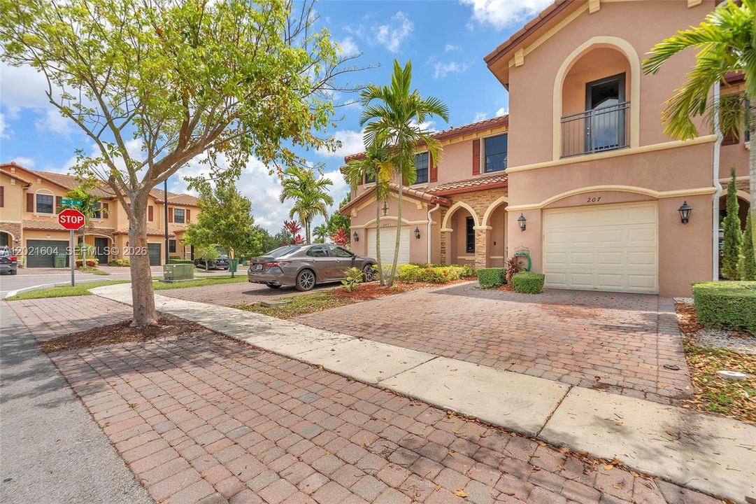 Activo con contrato: $369,999 (4 camas, 2 baños, 2040 Pies cuadrados)